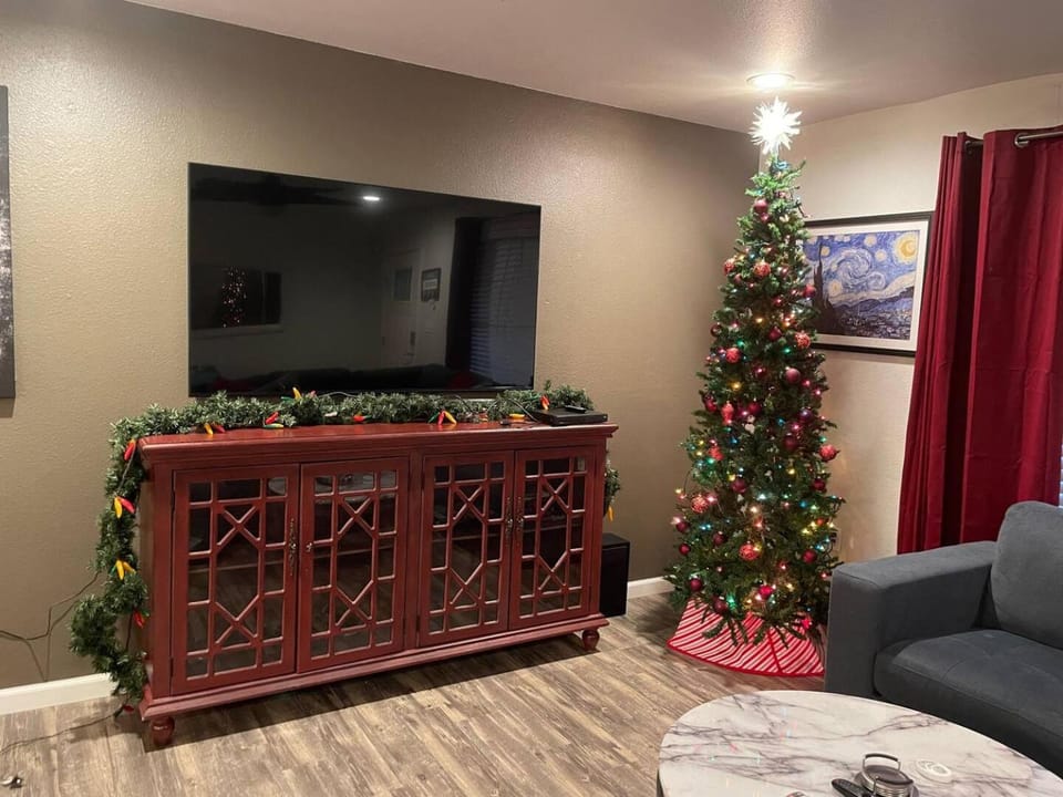 Best kitchen in Texoma! New! Playroom! House in Lake Texoma