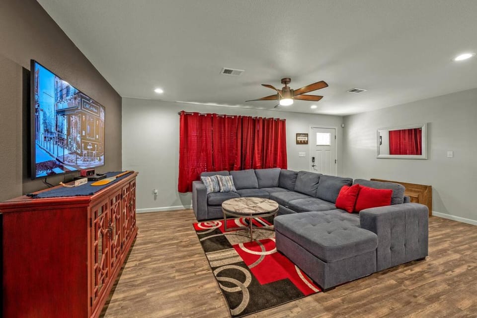 Best kitchen in Texoma! New! Playroom! House in Lake Texoma