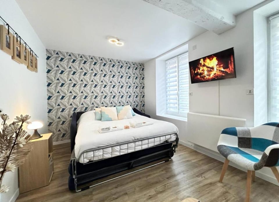 Bed, TV and multimedia, Photo of the whole room