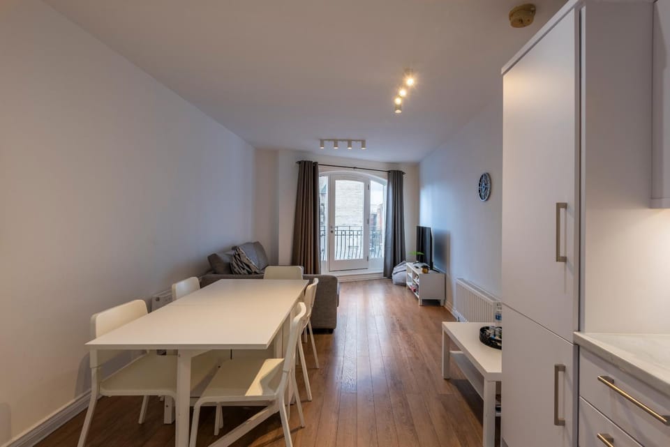 Cathedral Views 2BR Central Belfast Sleeps 6 Apartment in Belfast