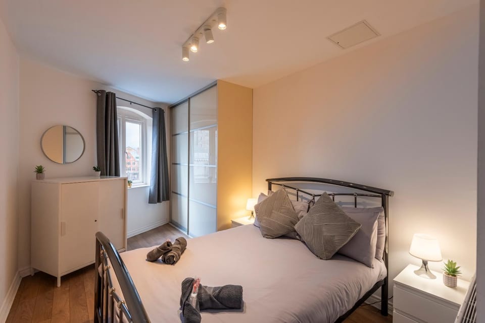 Cathedral Views 2BR Central Belfast Sleeps 6 Apartment in Belfast