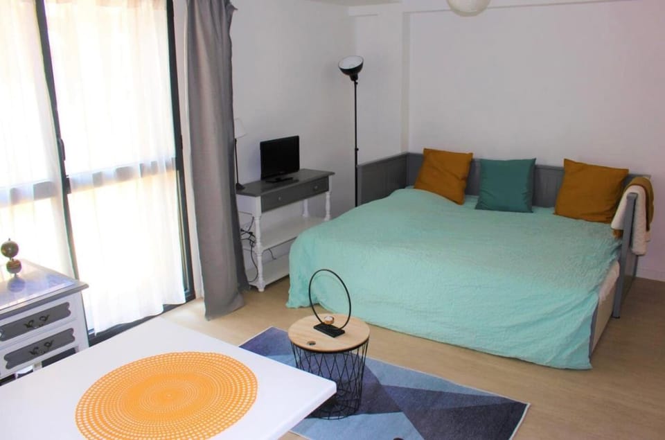 Bed, TV and multimedia, Living room, Seating area, Dining area, Bedroom, furniture, internet, storage