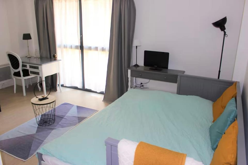 Bed, TV and multimedia, Living room, Seating area, Dining area, Bedroom, furniture, heating, internet, storage