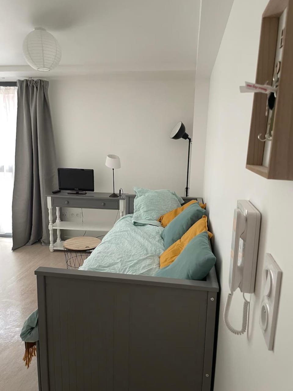 Bed, TV and multimedia, Living room, Seating area, Dining area, Bedroom, furniture, heating, internet, storage