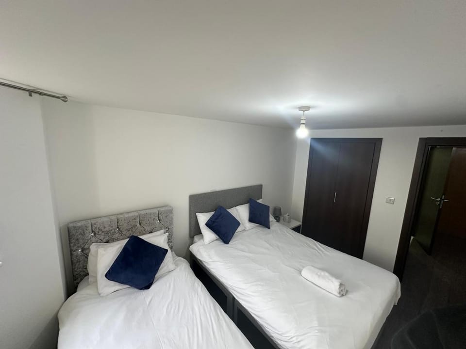 Photo of the whole room, Bedroom, wardrobe