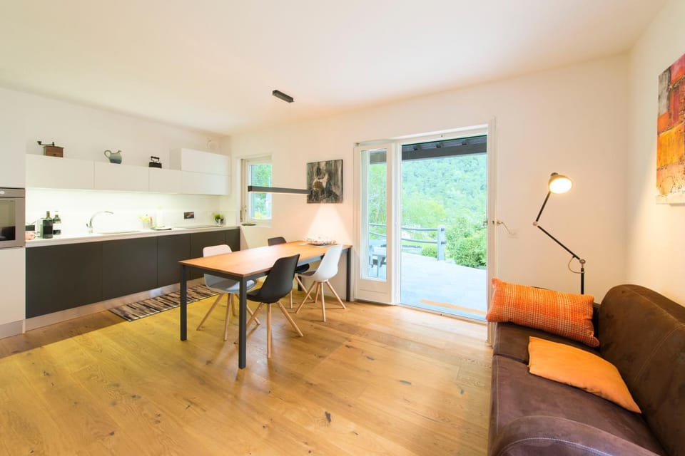 Communal lounge/ TV room, Coffee/tea facilities, Kitchen or kitchenette, Living room, Lounge or bar, Seating area, Dining area