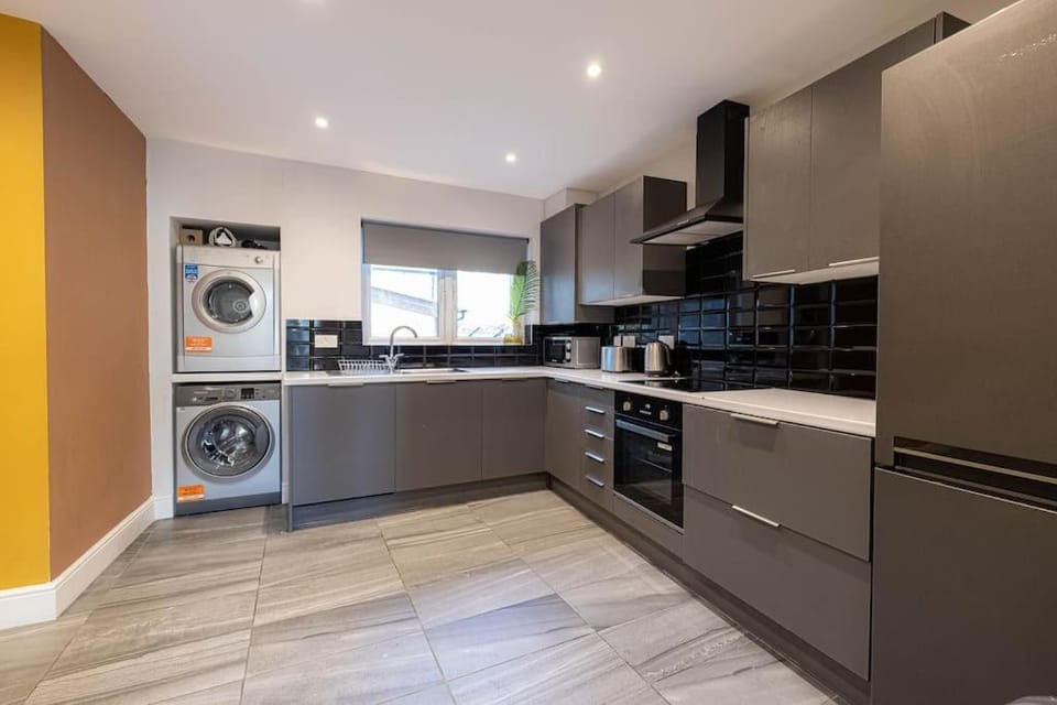 Coffee/tea facilities, Kitchen or kitchenette, dishwasher, oven, stove, toaster, washing machine, dryer