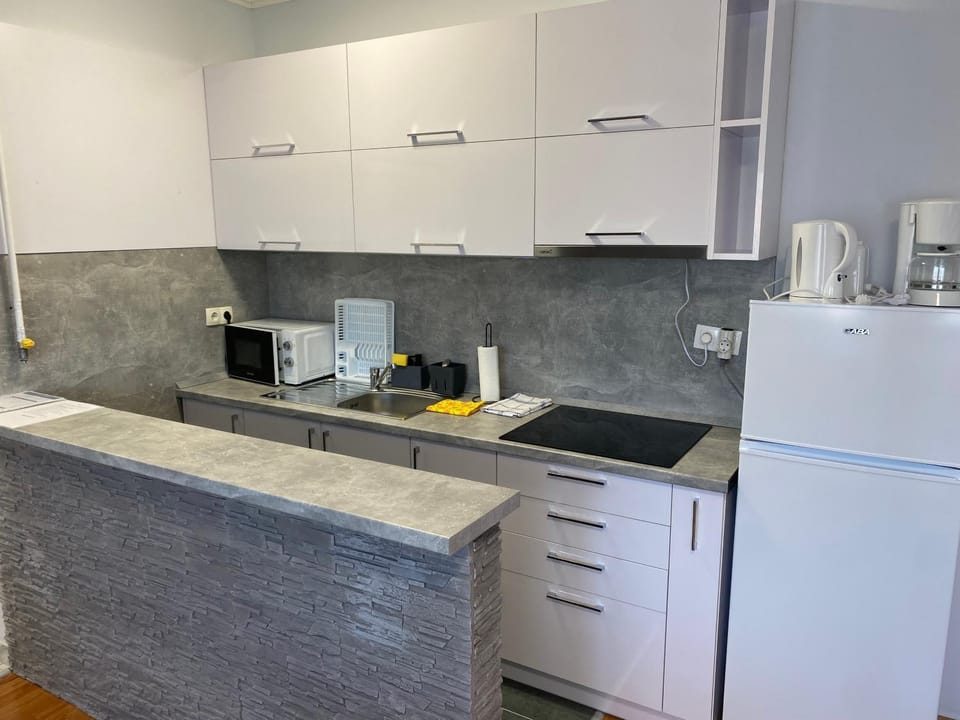 Coffee/tea facilities, Kitchen or kitchenette, stove, toaster