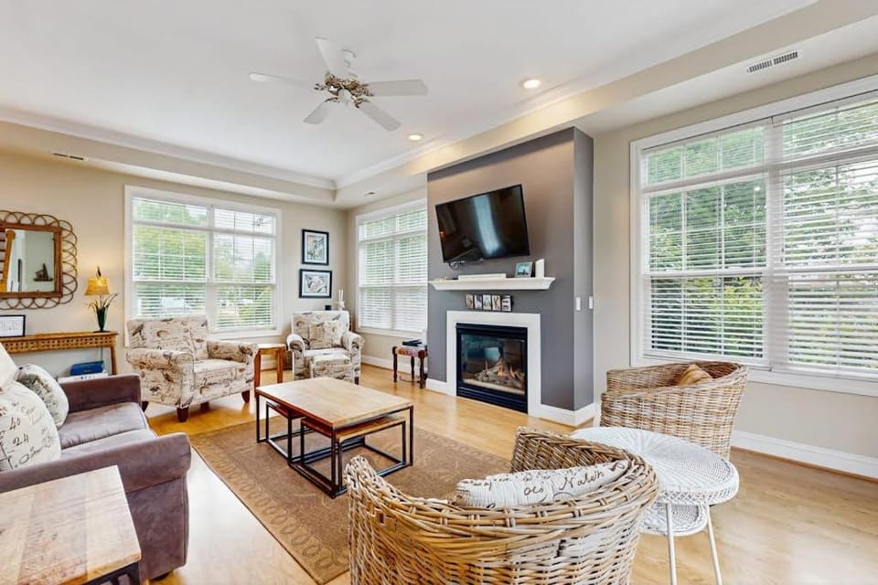 Beacon Court Condo F House in Saugatuck