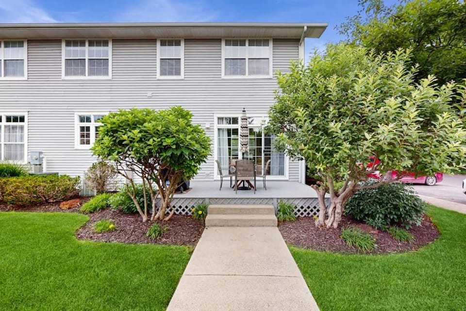 Beacon Court Condo F House in Saugatuck