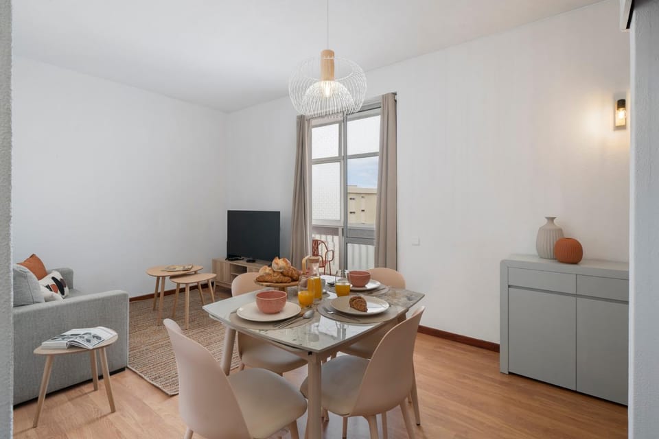 TV and multimedia, Living room, Seating area, Dining area