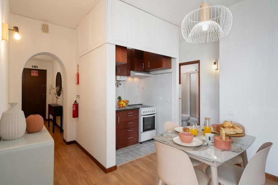 Kitchen or kitchenette, Living room, Seating area, Dining area, oven, stove