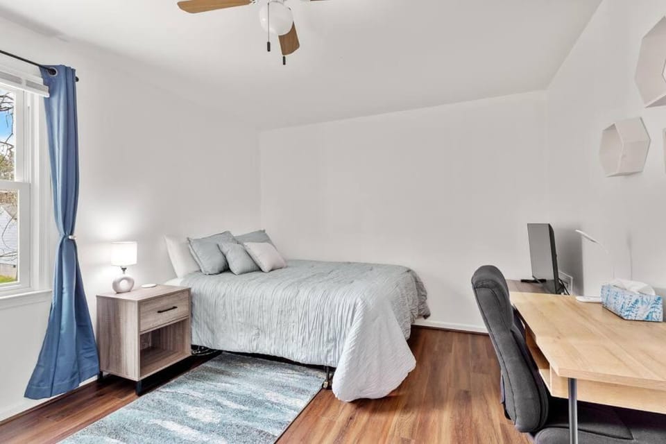 Bed, TV and multimedia, Photo of the whole room, Seating area, Bedroom
