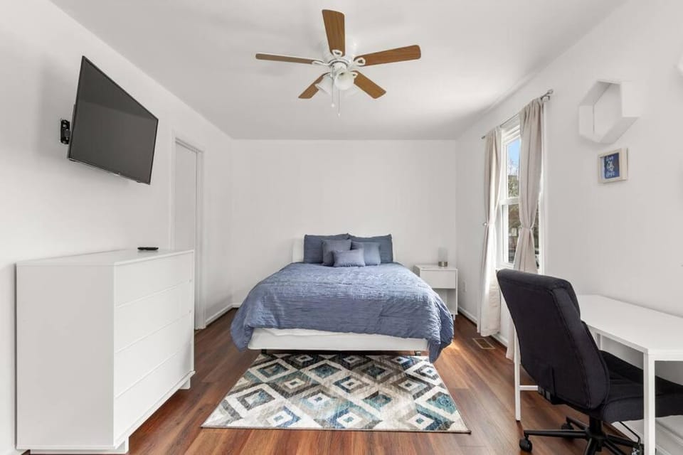 Bed, TV and multimedia, Photo of the whole room, Bedroom