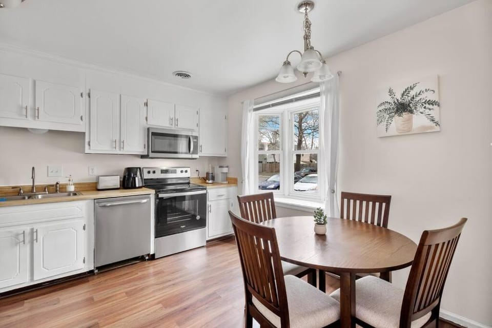 Coffee/tea facilities, Kitchen or kitchenette, Dining area, dishwasher, microwave, oven, stove, toaster