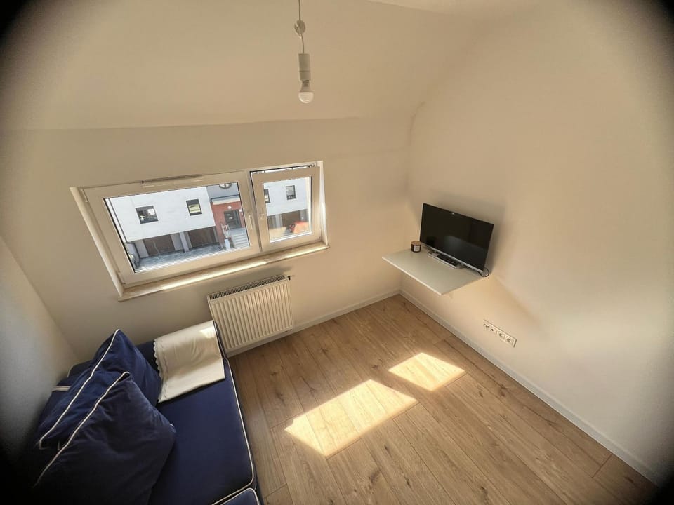 Communal lounge/ TV room, TV and multimedia, Seating area, Bedroom