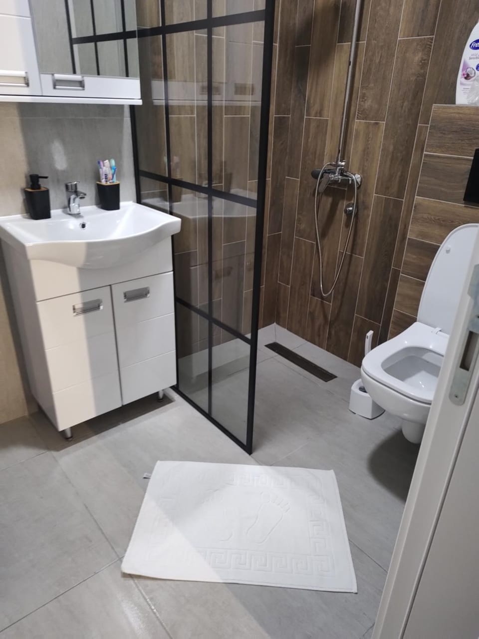 Shower, Toilet, Bathroom, towels