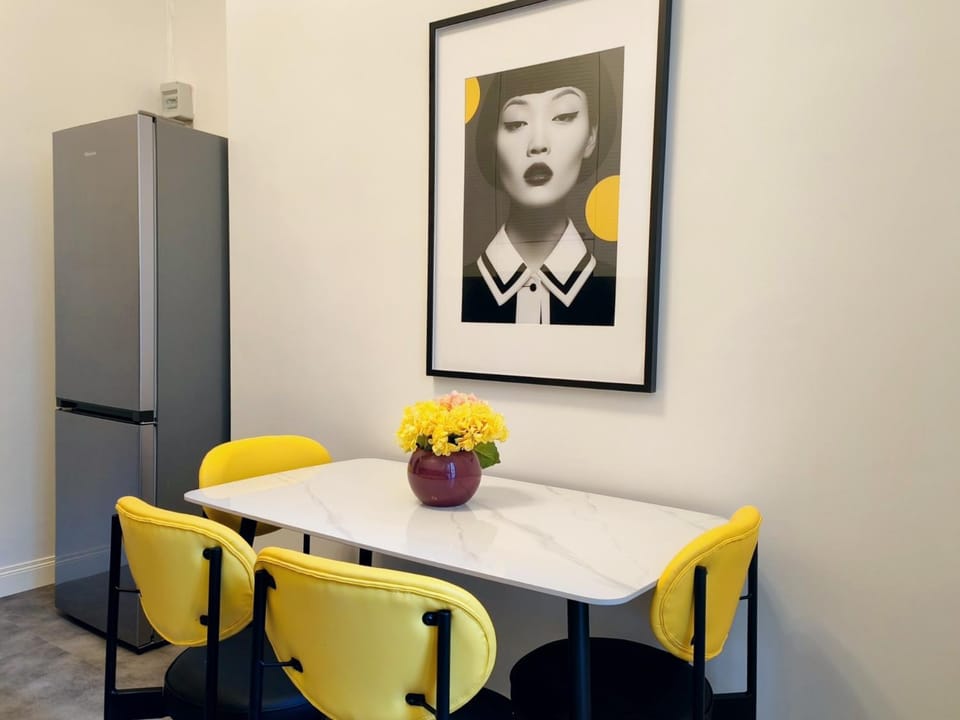 Kitchen or kitchenette, Living room, Seating area, Dining area, oven