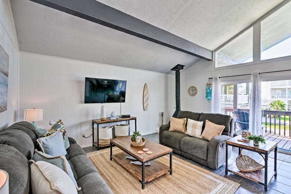 Stroll to Galveston Beach: Home w/ Outdoor Oasis House in Hitchcock