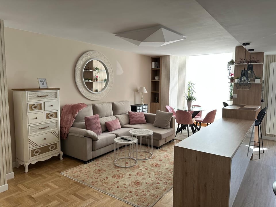 TV and multimedia, Living room, Seating area, Dining area