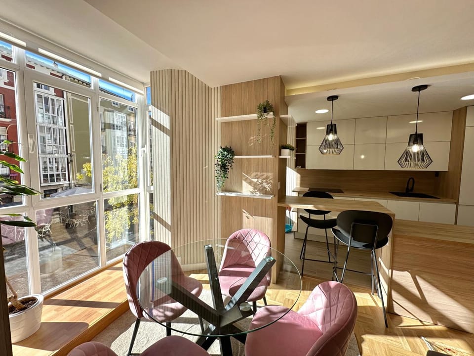 Kitchen or kitchenette, Living room, Seating area, Dining area