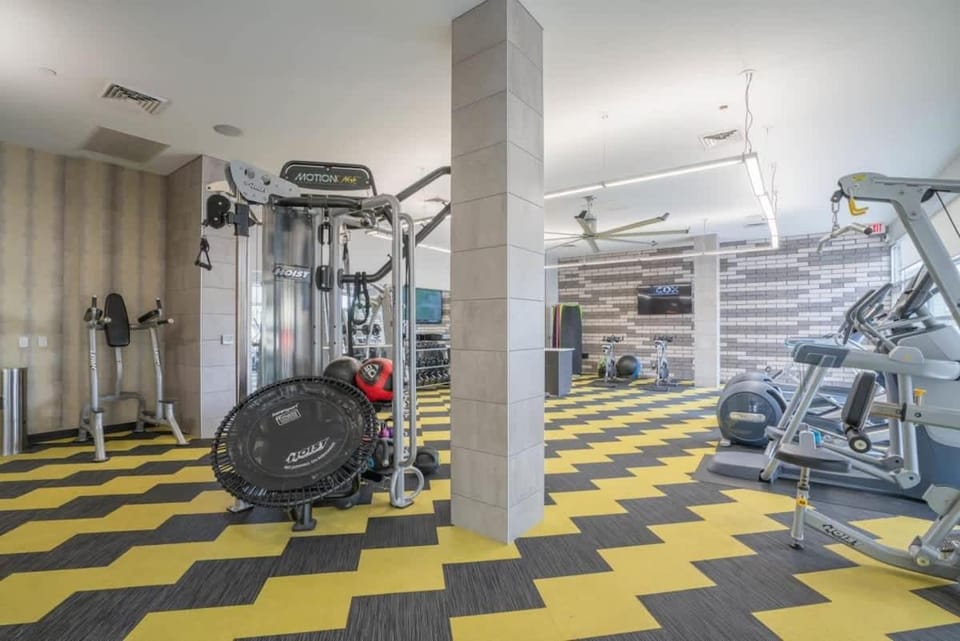 Spacious 2BD DT - Balcony, Gym, W-D, Parking - Sleeps 8 Apartment in Phoenix