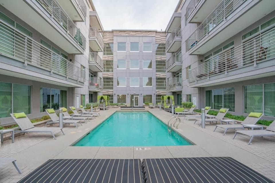 Spacious 2BD DT - Balcony, Gym, W-D, Parking - Sleeps 8 Apartment in Phoenix