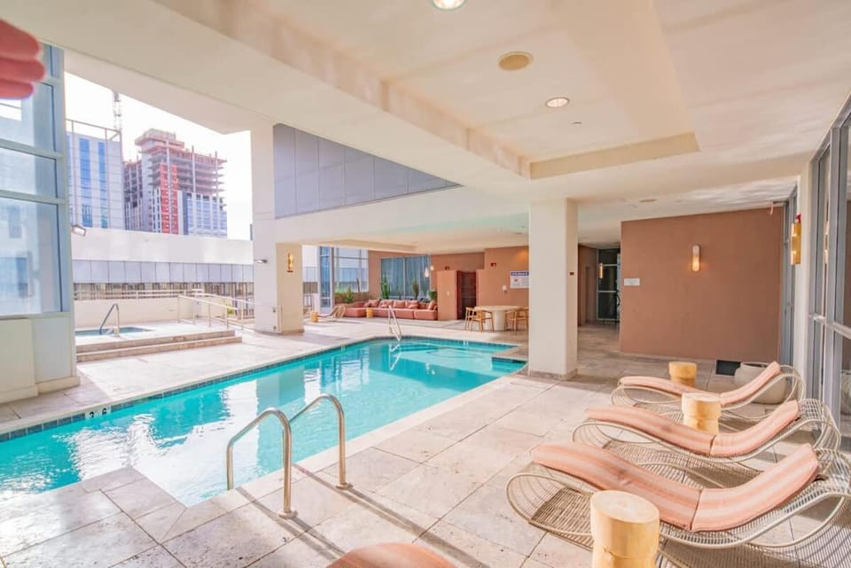 Stylish 1BR HighRise DT, Parking, Pool, Gym, W-D, Golf Apartment in Phoenix