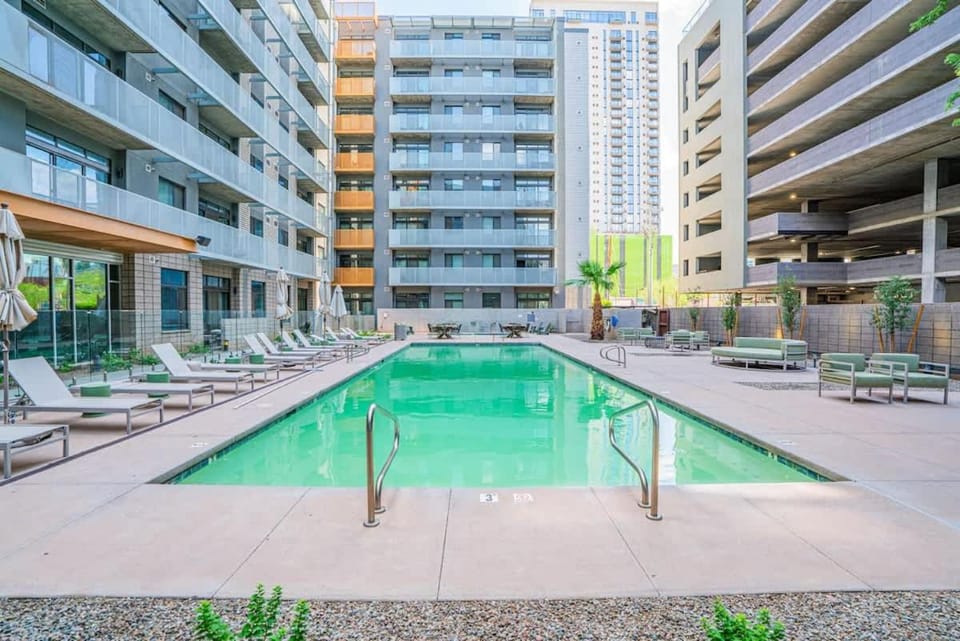 Detailed 2BD - Central DT- Gym, Pool, Parking Sleep8 Apartment in Phoenix