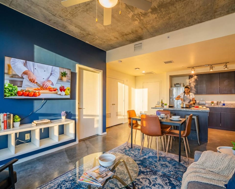 Striking 2BD - CDT- Gym, Pool, Parking - Sleep8 Apartment in Phoenix