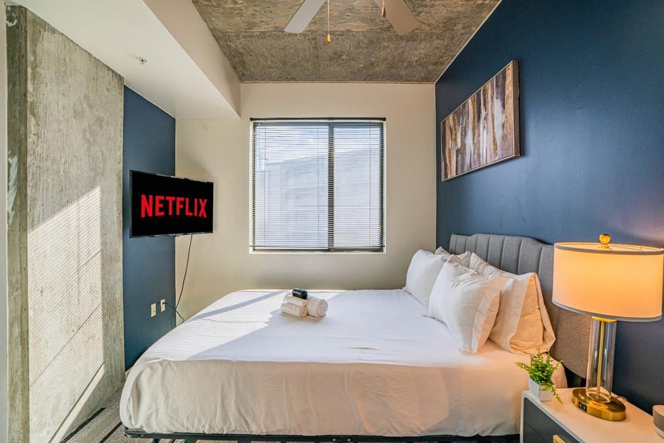 Vibrant 2BD - CDT - Gym, Pool, Parking - Sleep 8 Apartment in Phoenix