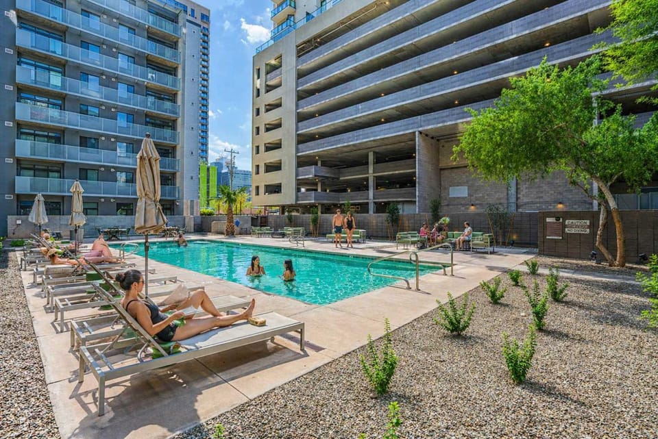 Modern 2BD - CDT - Gym, Pool, Parking - Sleep 8 Apartment in Phoenix