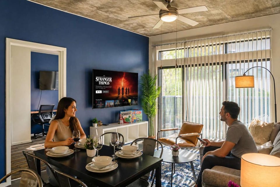 Modern 2BD - CDT - Gym, Pool, Parking - Sleep 8 Apartment in Phoenix