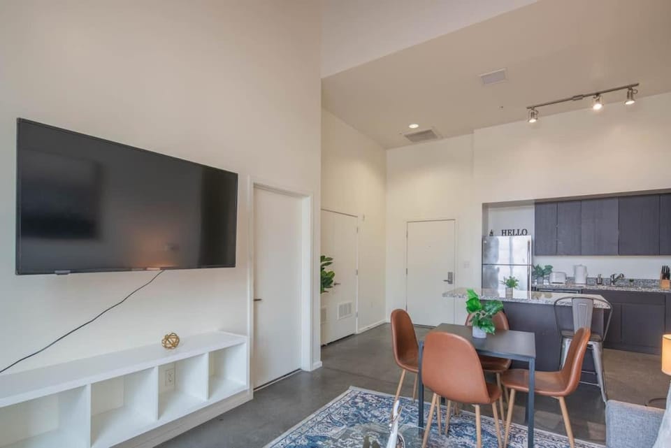 Cozy 2BD - Central DT - Gym, Pool, Parking - Sleep 8 Apartment in Phoenix