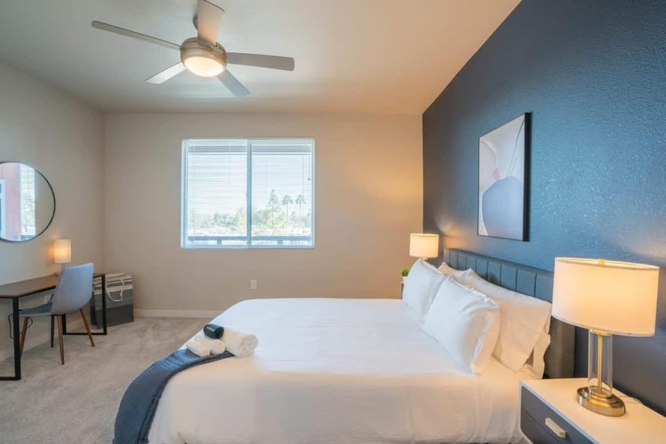 Spacious 1BD - Balcony, Pool, Gym, W-D - Sleeps 4 Apartment in Tempe
