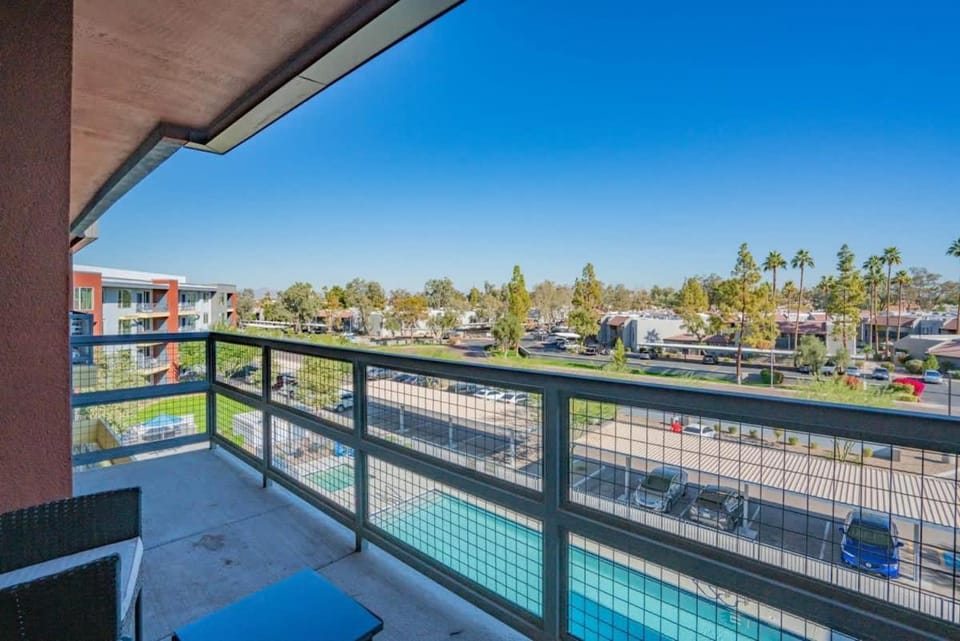 Spacious 1BD - Balcony, Pool, Gym, W-D - Sleeps 4 Apartment in Tempe
