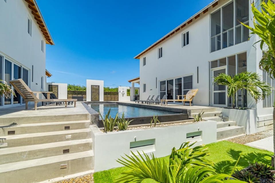 Blue Oasis and Mistico Beach Club plus Boat Shuttle Villa in San Pedro
