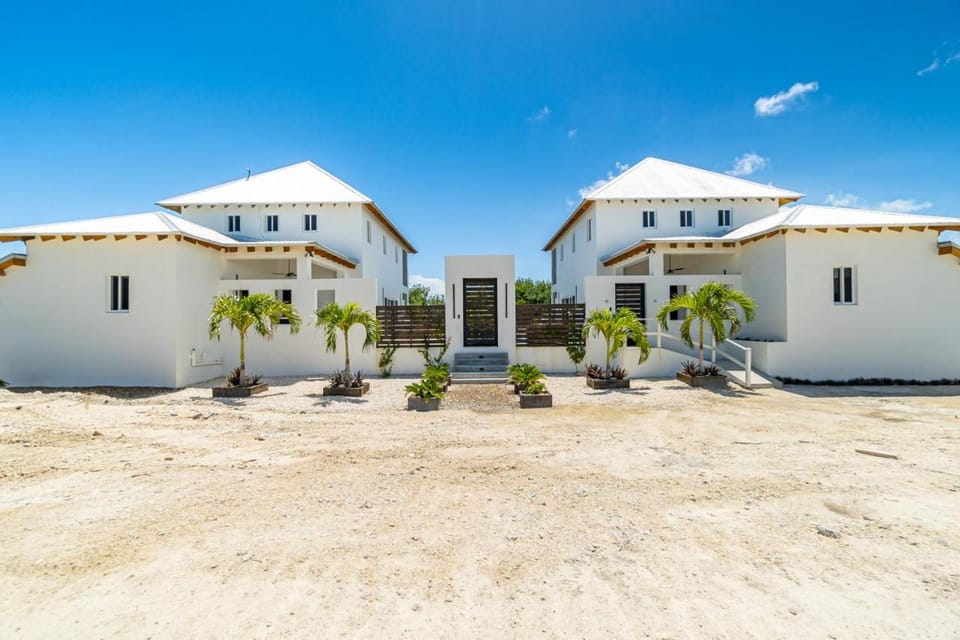 Blue Oasis and Mistico Beach Club plus Boat Shuttle Villa in San Pedro
