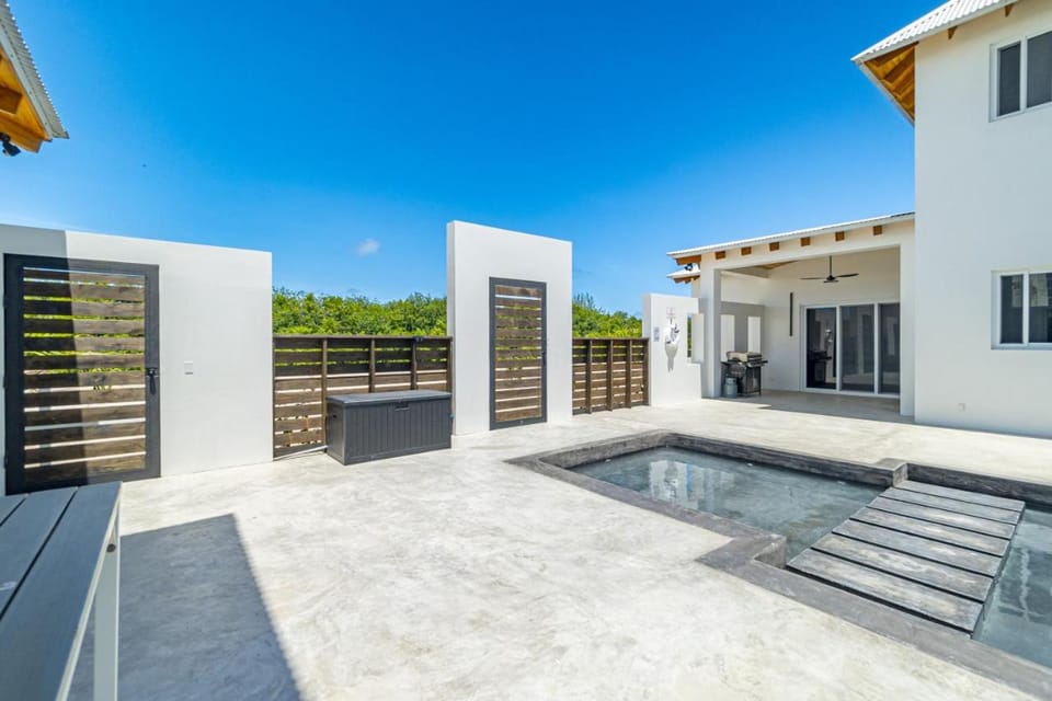 Blue Oasis and Mistico Beach Club plus Boat Shuttle Villa in San Pedro