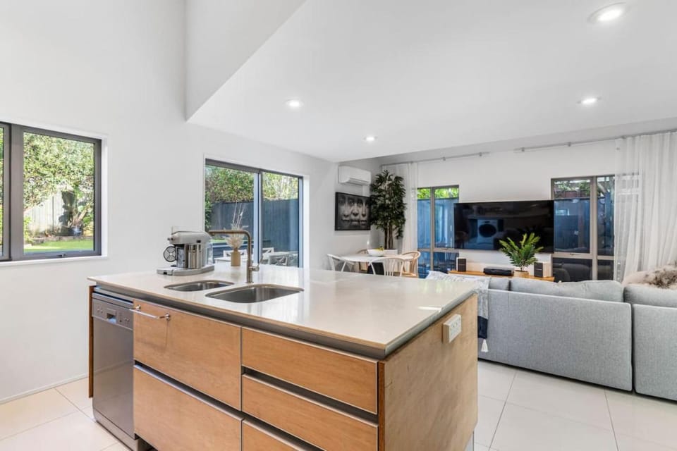 3BR Modern Elegance Near Beaches House in Auckland