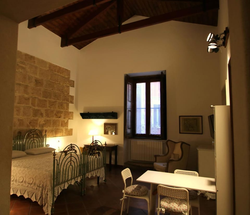 Bed, Living room, Photo of the whole room, Seating area, Dining area, Bedroom