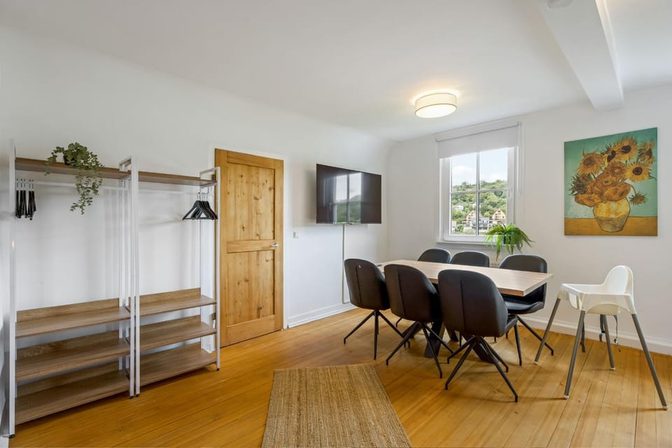 Bed, TV and multimedia, Living room, Photo of the whole room, Seating area, Dining area, Bedroom, wardrobe