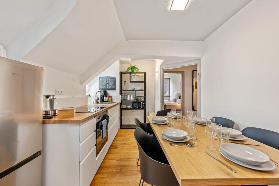 Kitchen or kitchenette, Seating area, Dining area, oven, stove