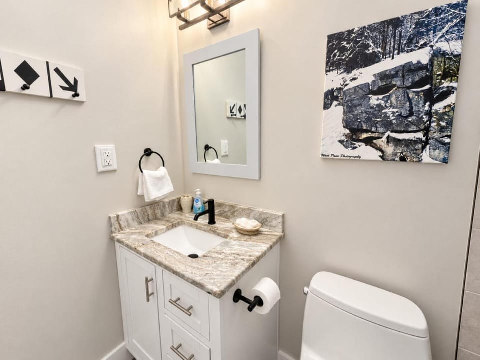 LB207A Newly Renovated Family Friendly Washer and Dryer Fireplace Wi Fi EZ park House in Snowshoe