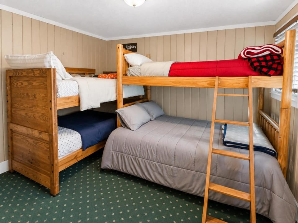 Bedroom, bunk bed