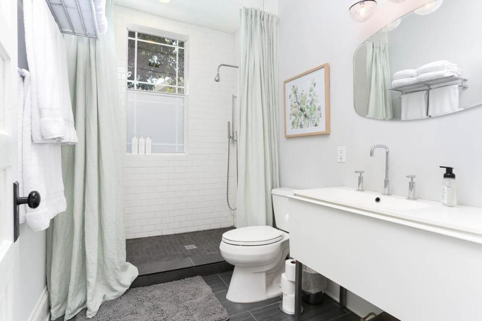 2BR/2BTH w/Private Pool, Riverwalk, Downtown House in San Antonio