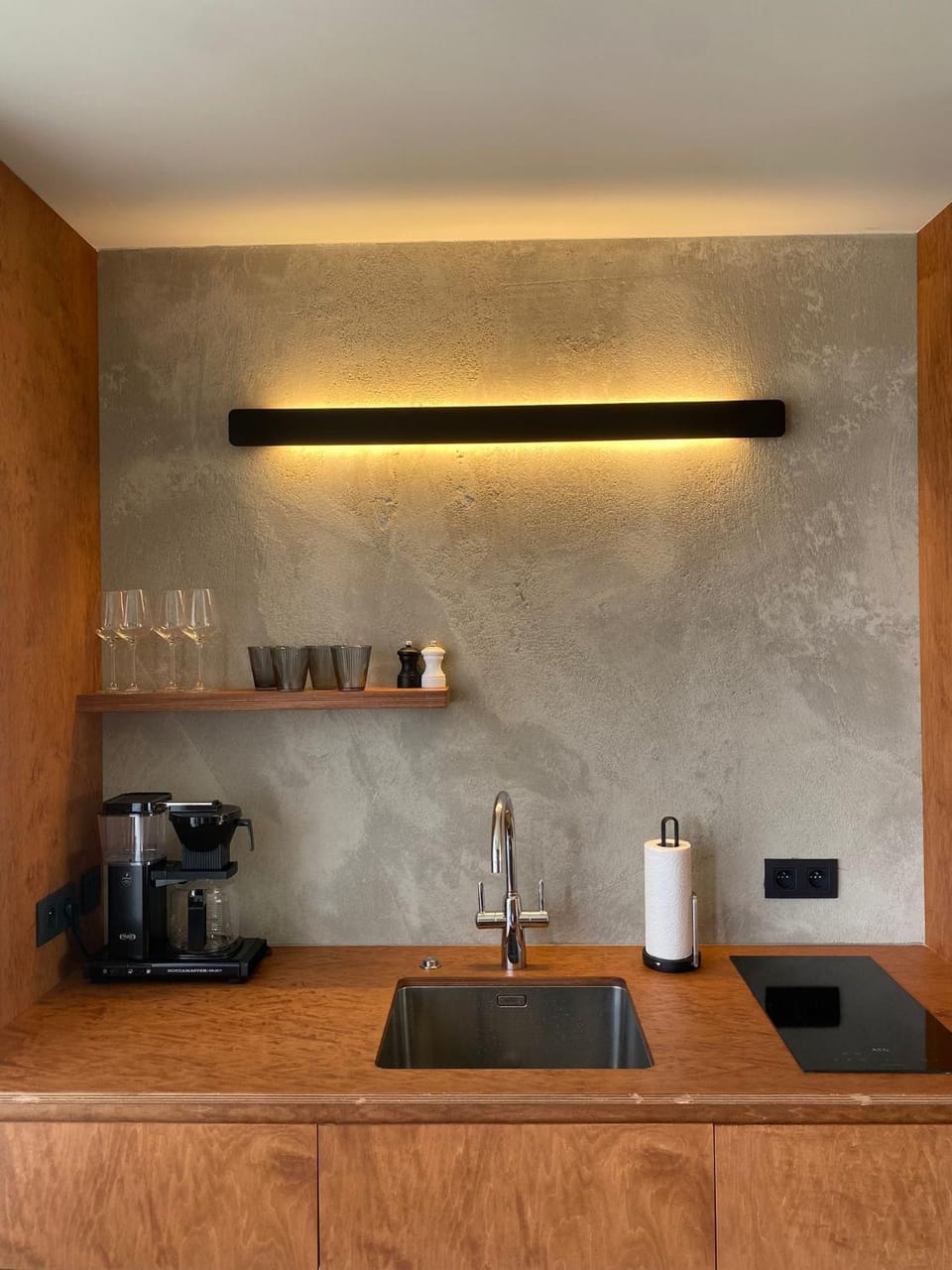 Coffee/tea facilities, Kitchen or kitchenette, stove