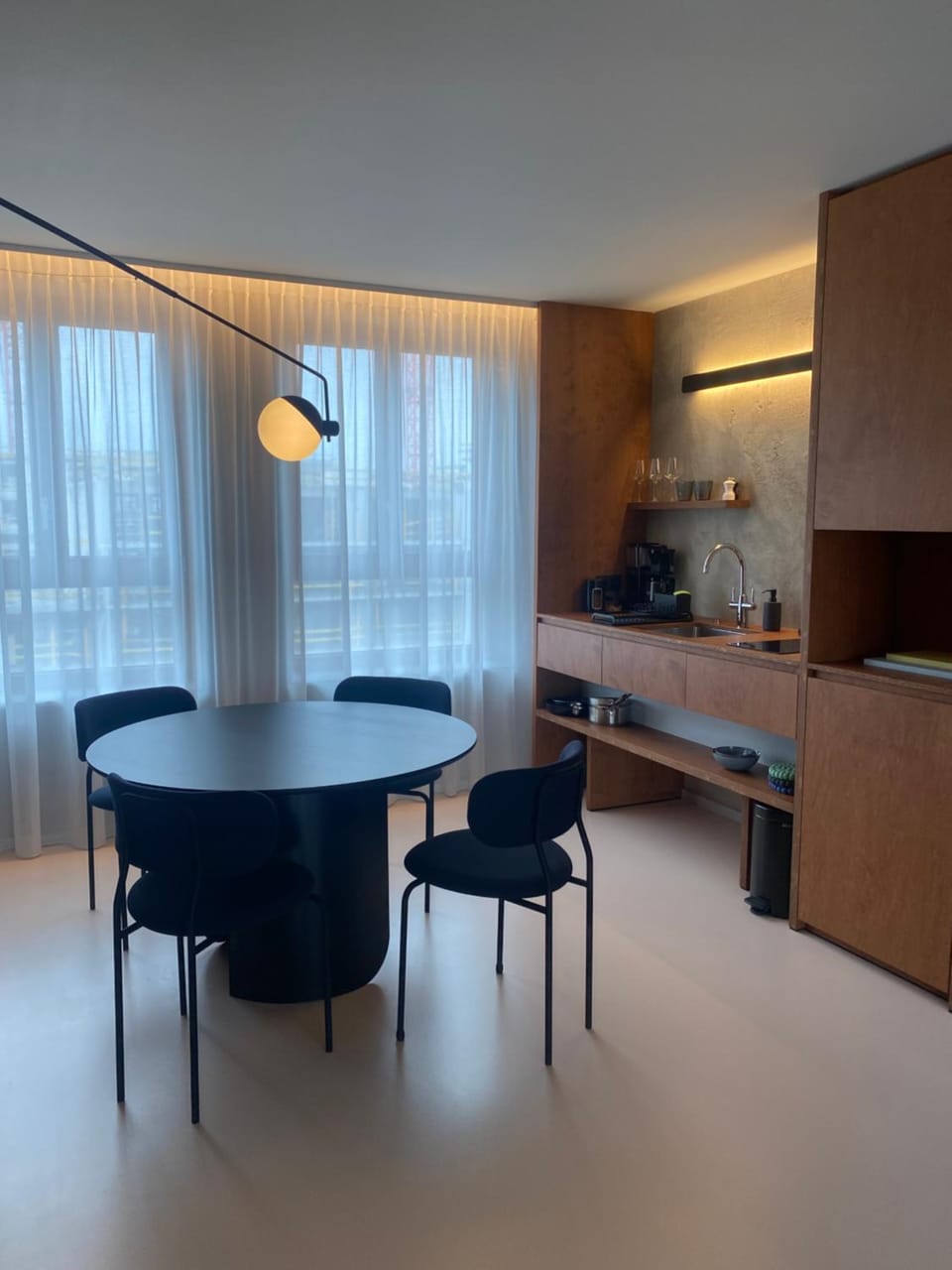 Kitchen or kitchenette, Dining area