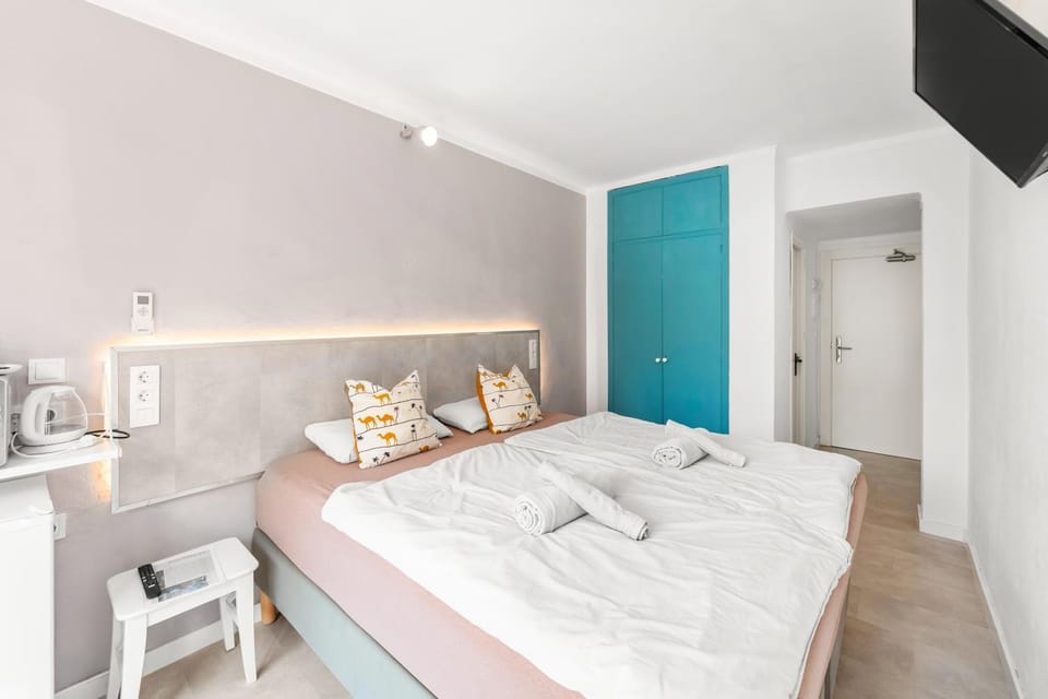 Bed, Photo of the whole room, wardrobe
