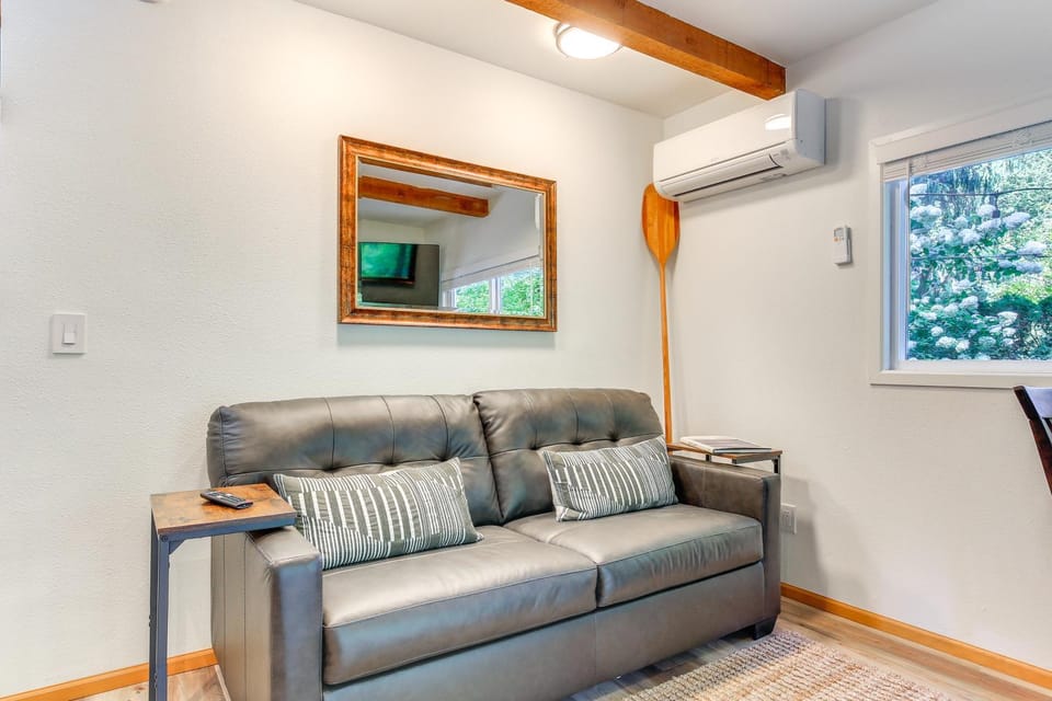 Riverfront Sandy Retreat, Fish and Kayak On-Site Apartment in Clackamas County